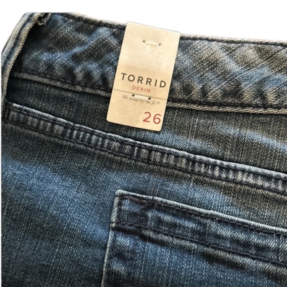 Torrid Blue Jean Cut Offs white rose embroidery zipper closure pockets NWT 26 - Picture 4 of 9